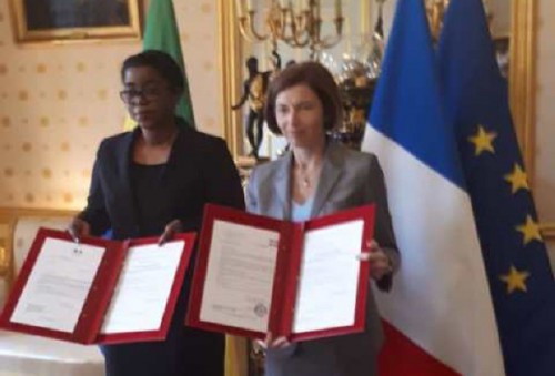 Rose Christiane Ossouka Raponda et Florence Parly, présentant les traités de défense entre la France et le Gabon renouvelés