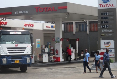 Pour apaiser le front social au Gabon, le gouvernement ajuste les prix du carburant