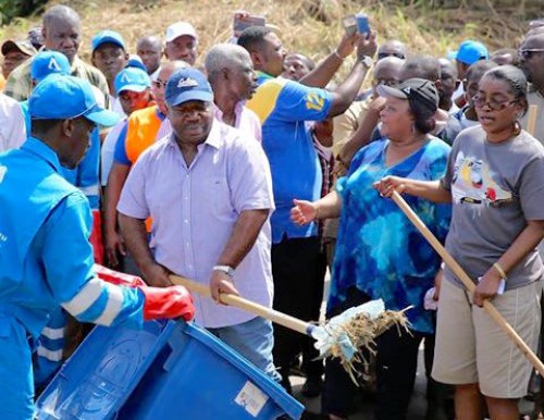 Ali Bongo Ondimba participe à une opération de collecte de déchets dans Libreville
