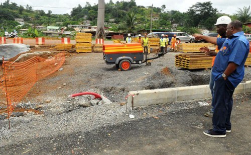 Ali Bongo visite les chantiers de Libreville