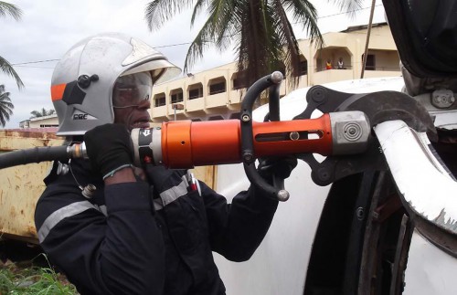 La direction française de la coopération forme des sapeurs-pompiers gabonais à la désincarcération des accidentés de la route