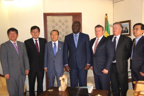 Regis Immongault, ministre des Mines, en compagnie des dirigeants de  Waratah Resources et des officiels sud-coréens. 