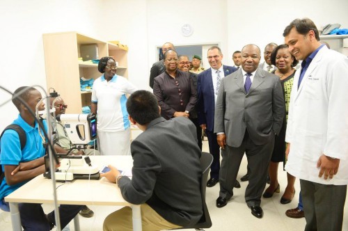 Ali Bongo Ondimba s’imprègne du déroulement du programme ophtalmologique « Vision pour tous » initié par la GSEZ