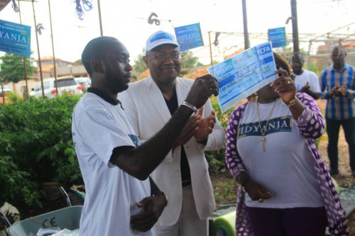 Les premiers bénéficiaires du projet IDYANJA reçoivent leurs chèques