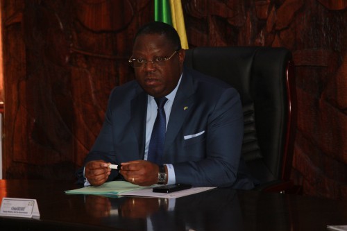 Emmanuel Issoze Ngondet s’active pour l’organisation des élections législatives