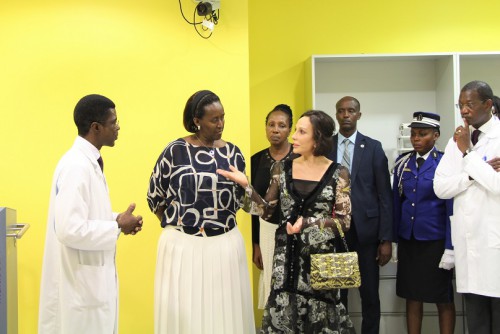 En marge du 8è sommet extraordinaire de la Ceeac, Jeannette Kagame a visité l’Institut de cancérologie de Libreville et La Maison d’Alice