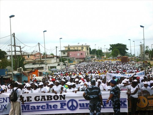 Les femmes gabonaises marchent pour la paix à Libreville