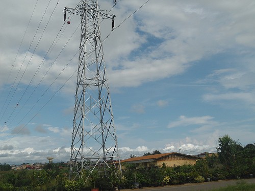 Olam livre les premiers linéaires de l’électrification rurale dans le Sud et le Nord du Gabon