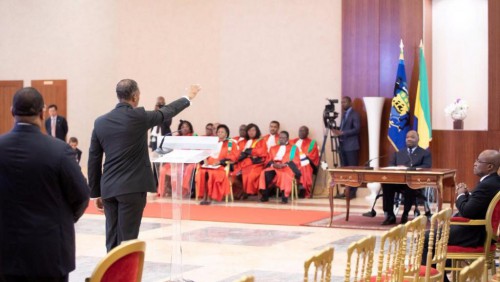 Ali Bongo reçoit le serment de son gouvernement au palais du bord de mer  