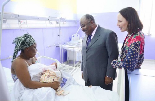 Ali Bongo vérifie l’effectivité de la gratuité de l’accouchement dans les hôpitaux de Libreville