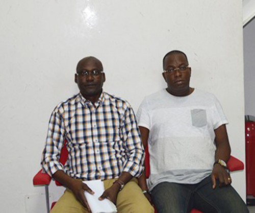 Richard Mbagangoye à gauche