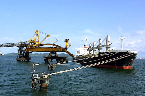 3Un bateau charge manganese port mineralier Owendo