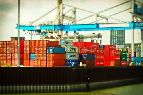 Le personnel du transport maritime outillé pour le transport et la manutention des marchandises dangereuses et solides