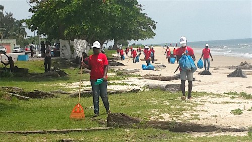 Airtel, lors d’une opération « plage propre » à Libreville. 