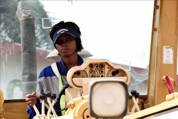 Égalité homme-femme : 30 femmes formées au métier de conductrice d’engins lourds à Nkok en 2 ans