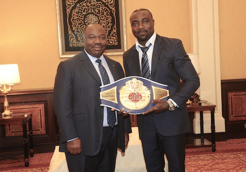Ali Bongo honore Taylor Mabika, le nouveau champion du monde gabonais de boxe des lourds-légers WBF