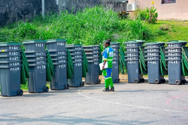 Libreville : Clean Africa offre des bacs à ordure aux populations du 1er et 5e arrondissement