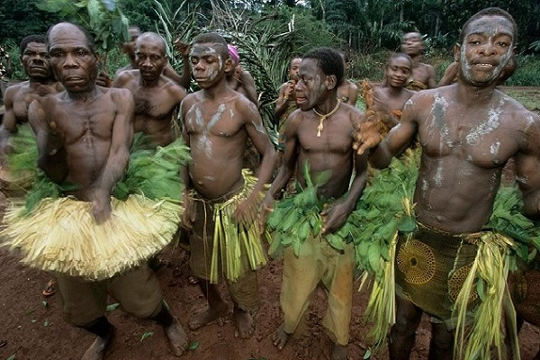 Au Gabon, le président Macron remettra à Ali Bongo, une collection sonore Mvet et Bwiti constituée entre 1954 et 1970