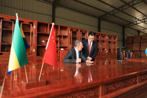 Le Gabon devient exportateur de meubles, fabriqués à base de Kévazingo, vers la Chine