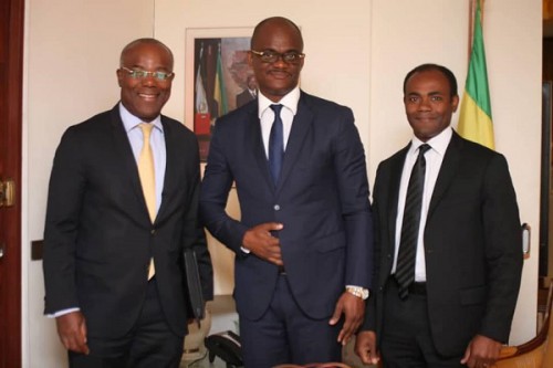 Henri Max Ndong Zue, ex-DG de Total Gabon, présente son successeur au ministre de l’Énergie