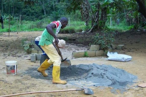 Une campagne de formation pour améliorer la qualité des briques et parpaings fabriqués au Gabon