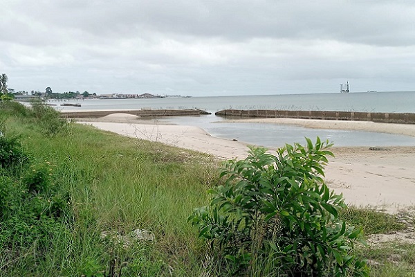 Port-Gentil : un plan d’urgence mis en place pour lutter contre l’érosion côtière