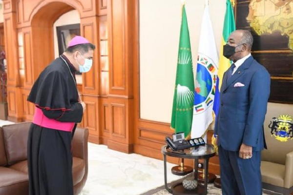 Ali Bongo reçoit le nonce apostolique, représentant du pape au Gabon