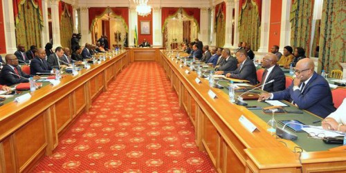 Gabon : pour réaliser des économies, le gouvernement se met en mode austérité  