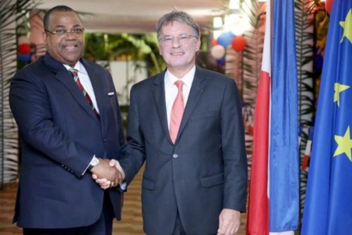 L’ambassadeur, Philippe Autie posant avec le Premier ministre gabonais, Julien Nkoghe Bekale