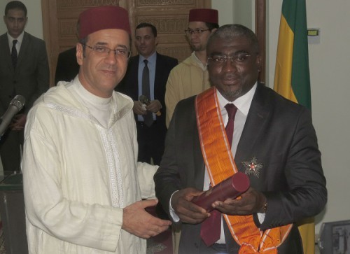 Le ministre gabonais des Affaires étrangères, Abdu Razzaq Guy Kambogo, décoré par le Maroc