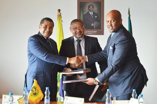 Echange de parapheurs entre le président de la Commission de la Cémac, Daniel Ona Ondo (à gauche), le ministre de l’Economie, Jean Marie Ogandaga (centre), et le coordonnateur du BCPSGE, Liban Soleman (à droite), au terme de la cérémonie.