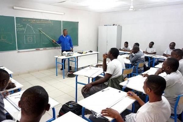 Éducation: le Gabon veut résorber le déficit en enseignant dans les matières scientifiques