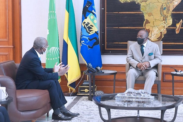 Henri-Max Ndong Zué, le directeur Afrique de Total Energies, reçu par Ali Bongo