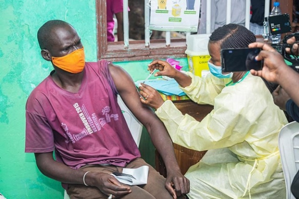 Vaccin anti Covid-19: bientôt un site web pour signaler des cas d’effets secondaires au Gabon