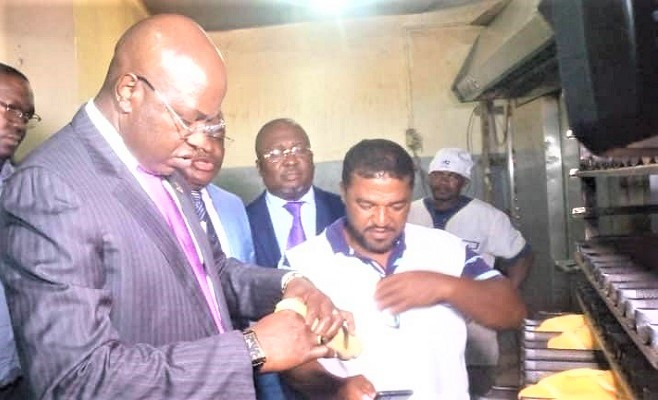 Du pain à base de farine de manioc proposé par une boulangerie à Libreville