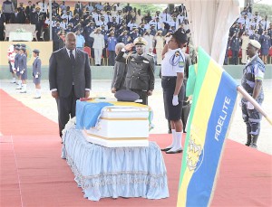 Ali Bongo Ondimba rend hommage au brigadier Yoni Farran Biteghe Bi Mba décédé le 13 septembre dernier