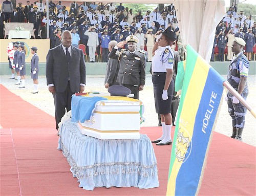 Ali Bongo Ondimba rend hommage au brigadier Yoni Farran Biteghe Bi Mba décédé le 13 septembre dernier