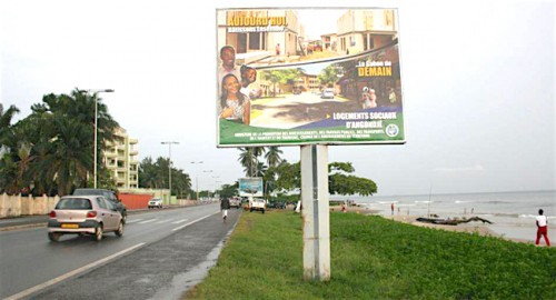 Des panneaux publicitaires sont installés à Libreville à l&#039;approche des élections