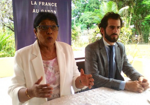 Le Consul général de France au Gabon et le directeur régional de TLS Contact. 