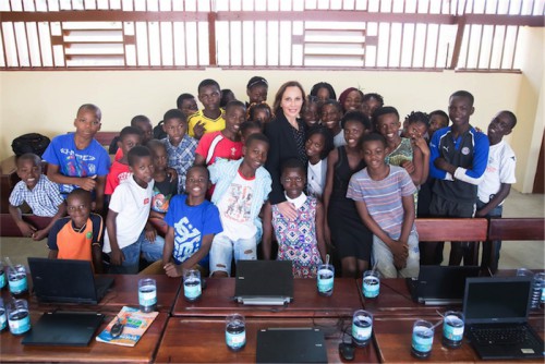 Sylvia Bongo Ondimba réceptionne les travaux de réfection d’une école publique à Libreville