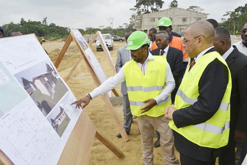 Désiré Guedon satisfait du déroulement des travaux de construction des logements sociaux d’Okolassi