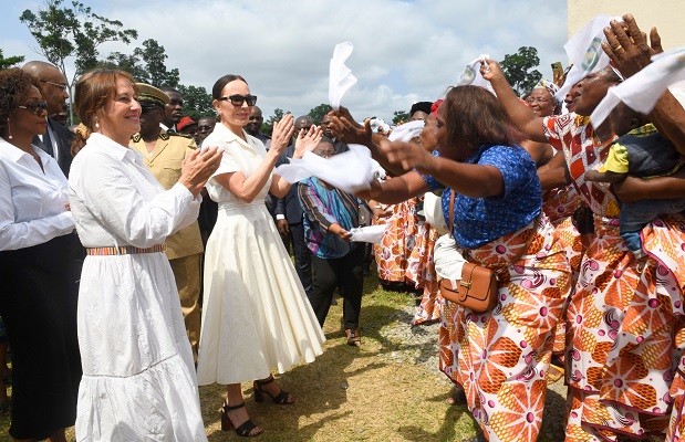 Sylvia Bongo et Ségolène Royal inaugurent un centre de santé alimenté au solaire à Bifoun