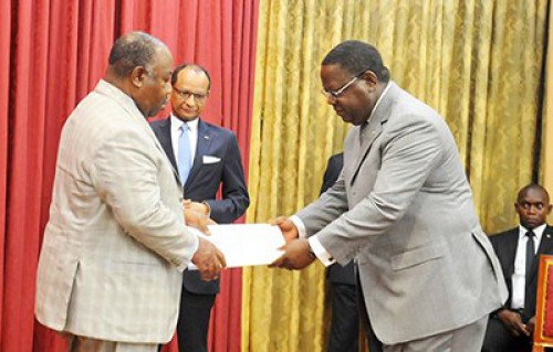 Gabon : le gouvernement démissionne