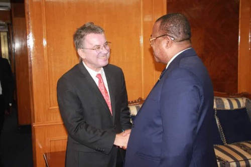 Le PM, Julien NKOGHE BEKALE recevant Philippe AUTIE, l’ambassadeur de France près le Gabon.