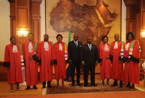 Ali Bongo reçoit le serment de Pierre Claver Maganga Moussavou