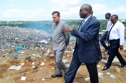 Le directeur de cabinet du président de la République, Brice Laccruche Alihanga, sur le site de la décharge de Mindoubé.