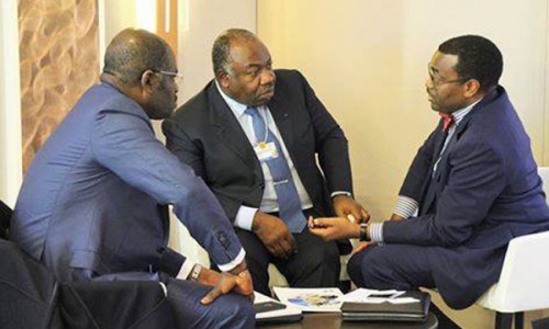 Le chef de l’Etat gabonais, Ali Bongo Ondimba, le ministre de l’Economie Regis Immongault Tatangani devisant avec le président de la BAD, le Nigérian Akinwumi Adesina.