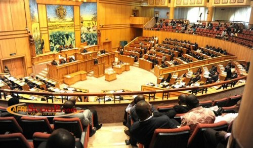Les parlementaires demandent au gouvernement de réhabiliter le siège du Sénat avant l&#039;ouverture de la session de septembre 2017