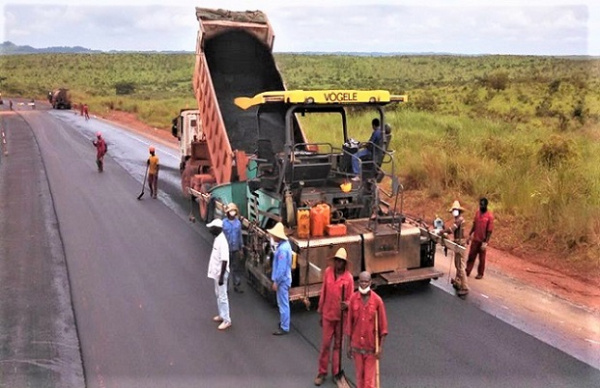 Bitumage des routes : le gouvernement gabonais veut réduire les coûts des intrants