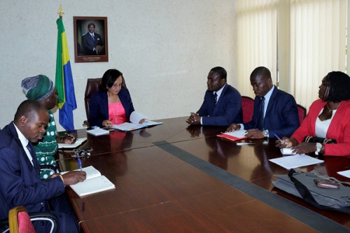 Le gouvernement gabonais invite les diplômés universitaires au chômage à repenser leur formation